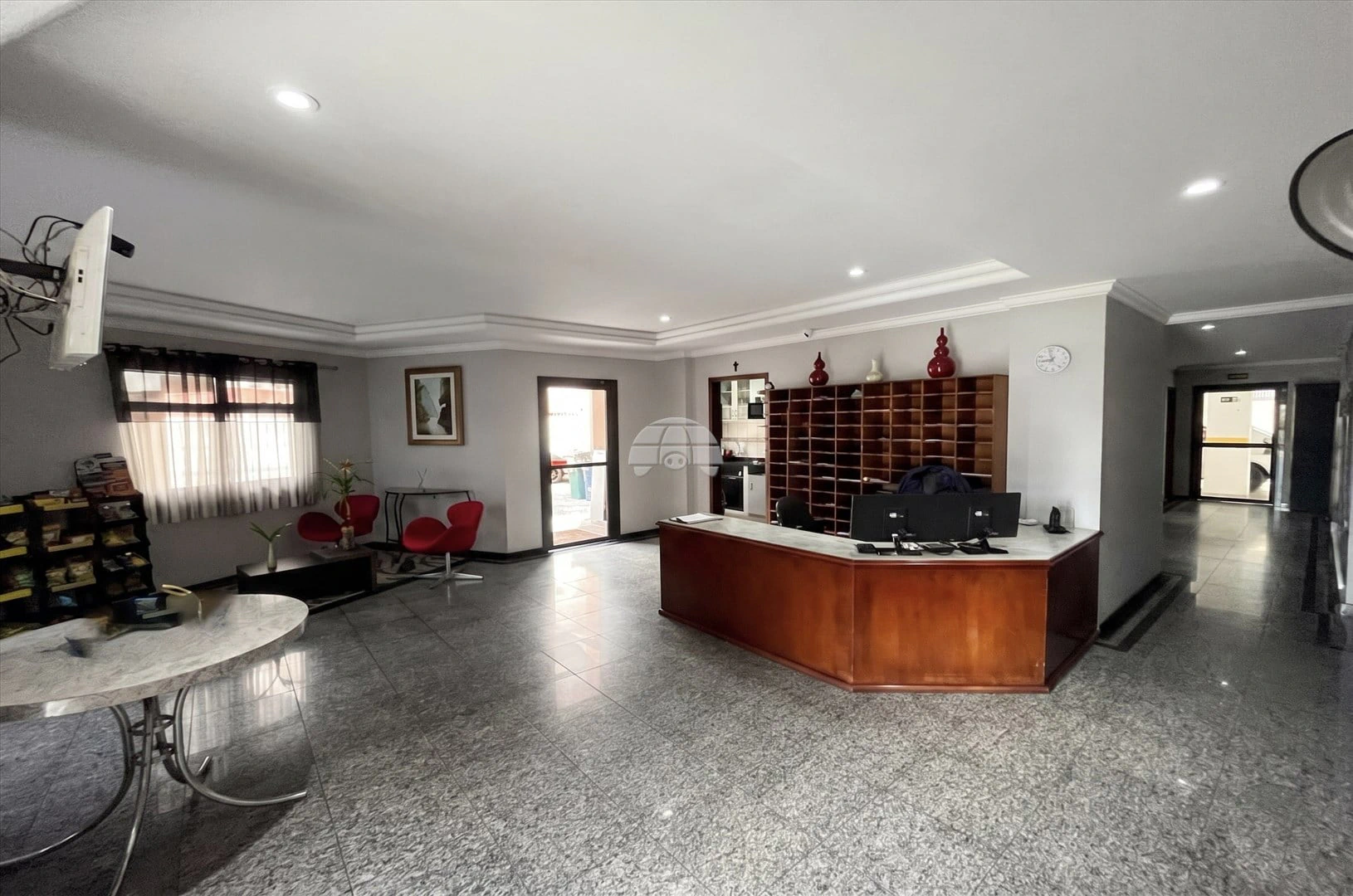 2-bedroom apartment with a separate kitchen and laundry area — photo 4