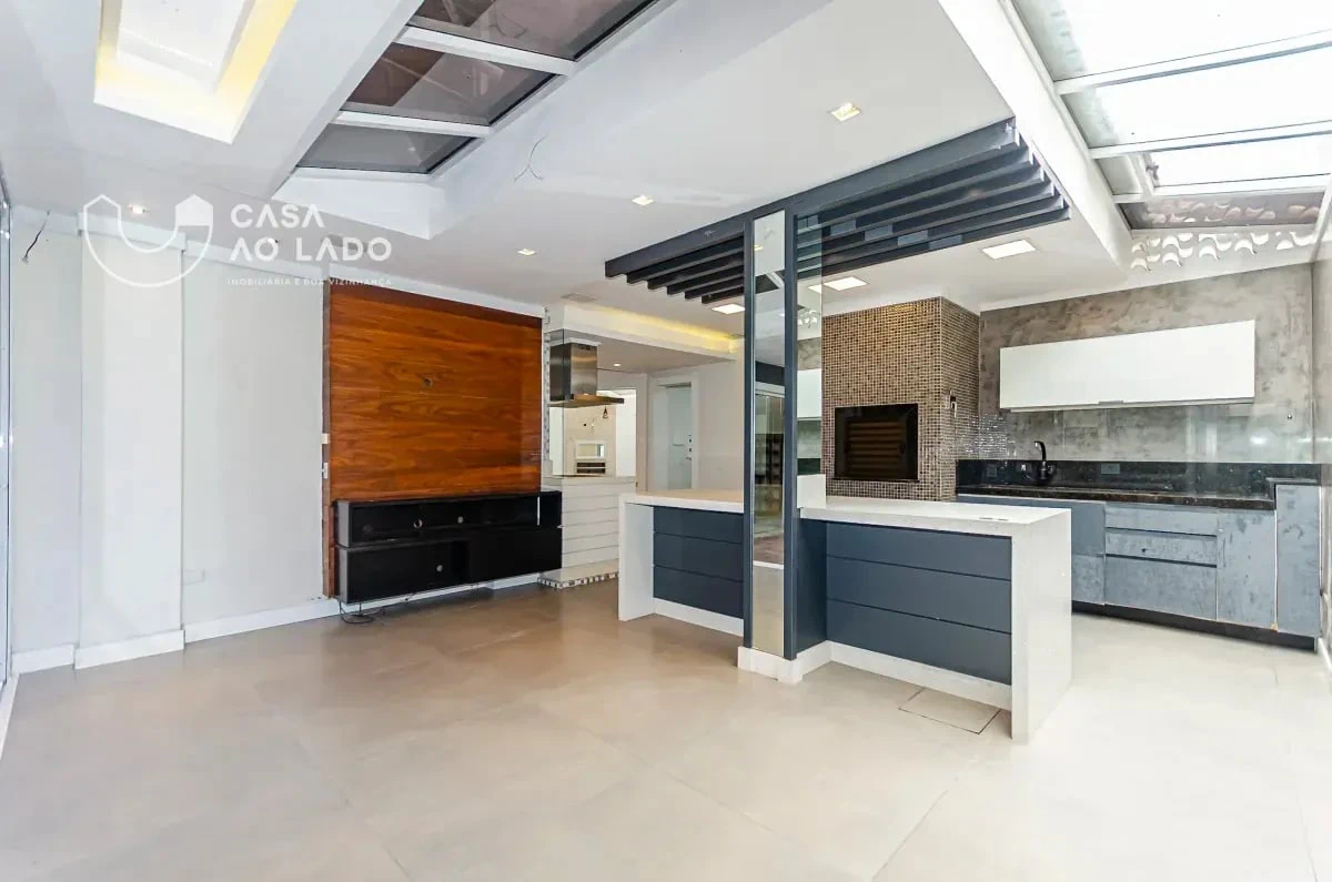Balcony with a grill in a 3-bedroom house, 264 m² — photo 12