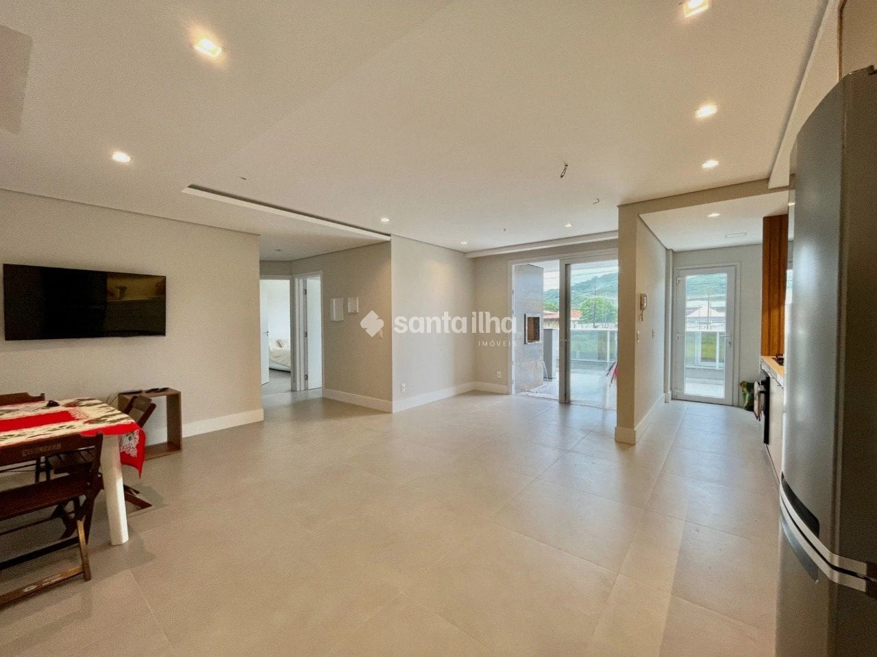 Floor-to-ceiling windows in a 3-bedroom apartment, 152 m²