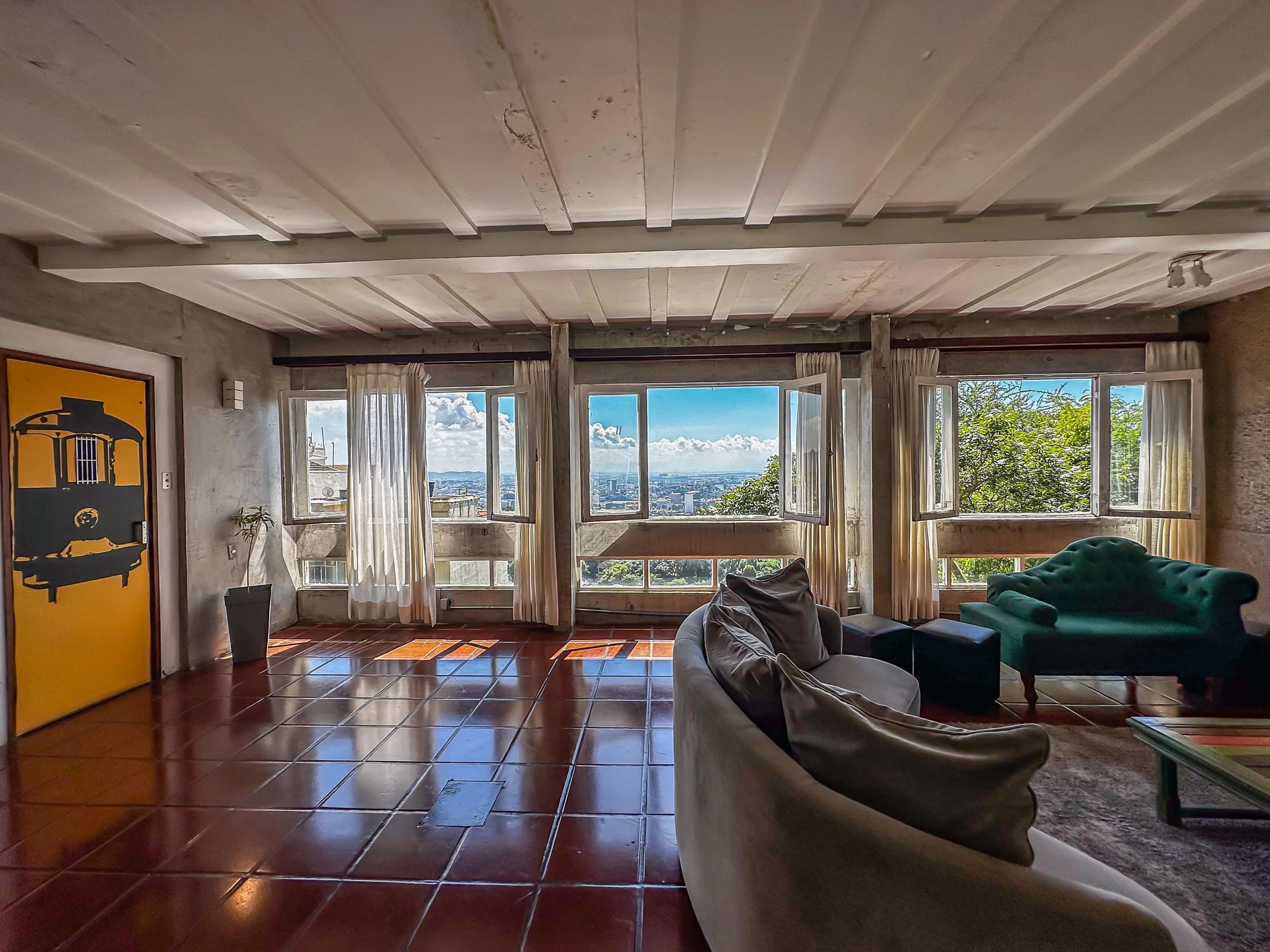 Floor-to-ceiling windows in a 4-bedroom house, 400 m² — photo 35
