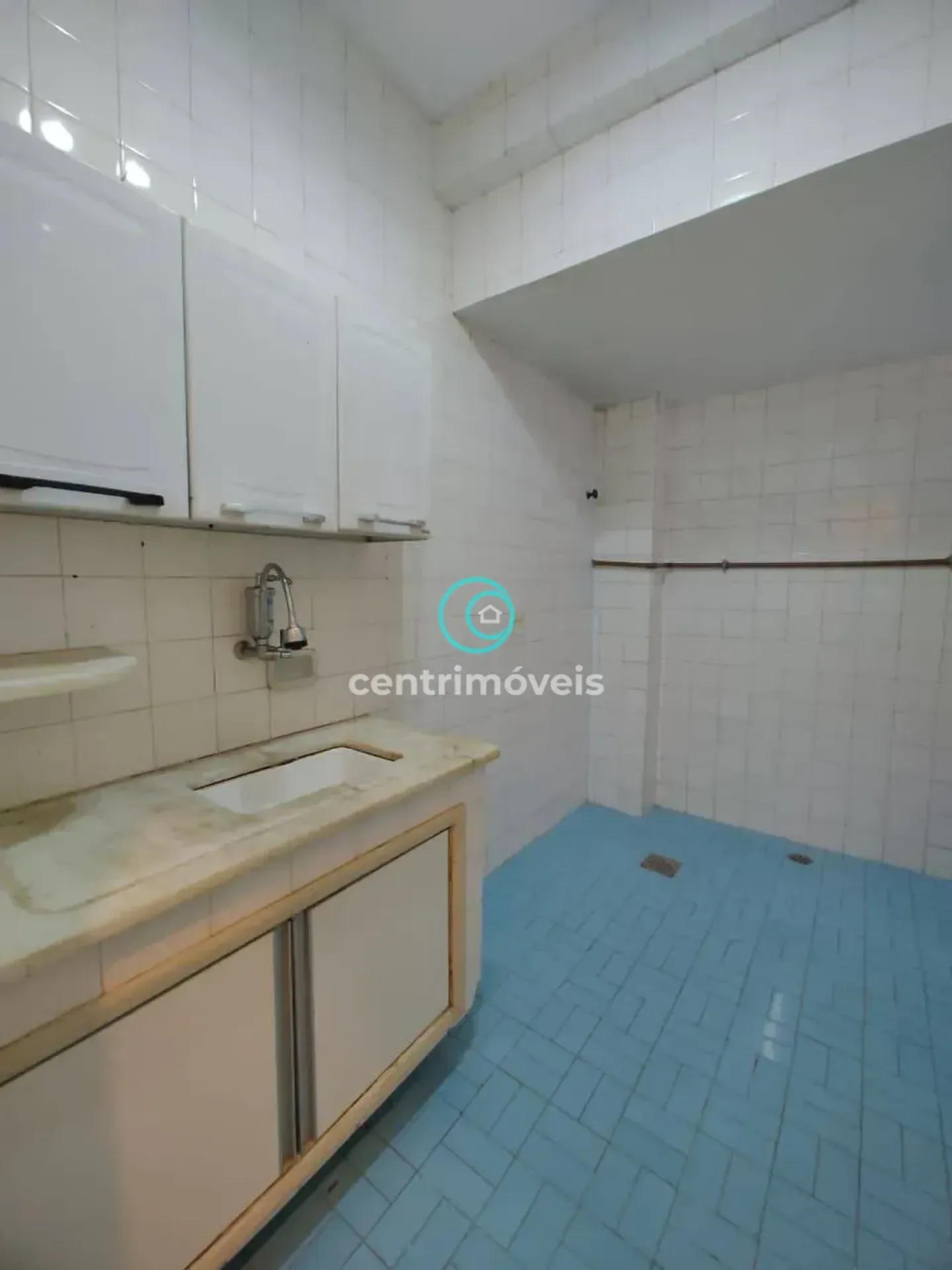 Wood or laminate floors in a one-bedroom apartment, 52 m² — photo 5