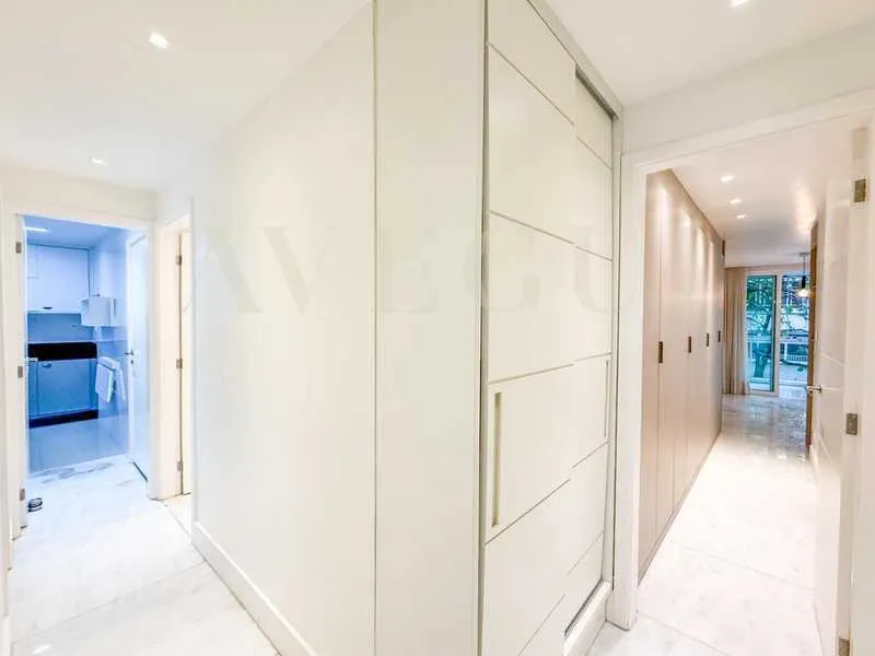 Furnished apartment, 136 m², with a glass-enclosed balcony — photo 22