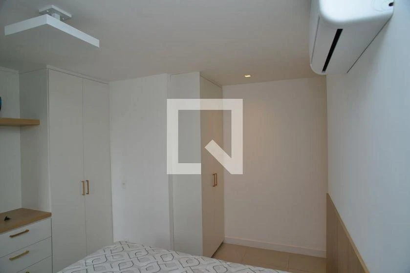 Glass-enclosed balcony in a 3-bedroom apartment, 103 m² — photo 34