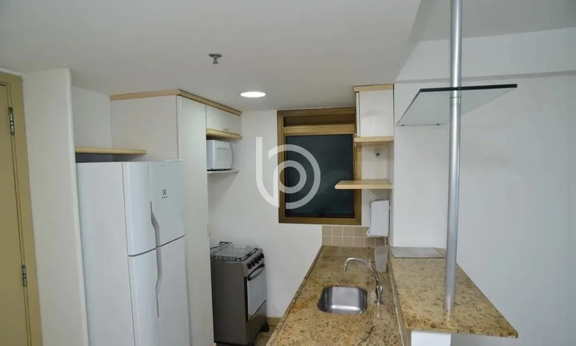 Furnished 1-bedroom apartment with glass-enclosed balcony — photo 5