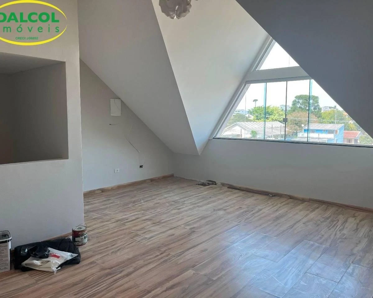 3-bedroom house with wood or laminate floors — photo 6