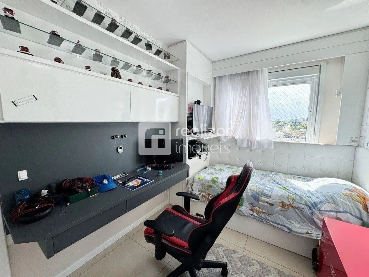 Balcony with a grill in a 3-bedroom apartment, 94 m² — photo 10