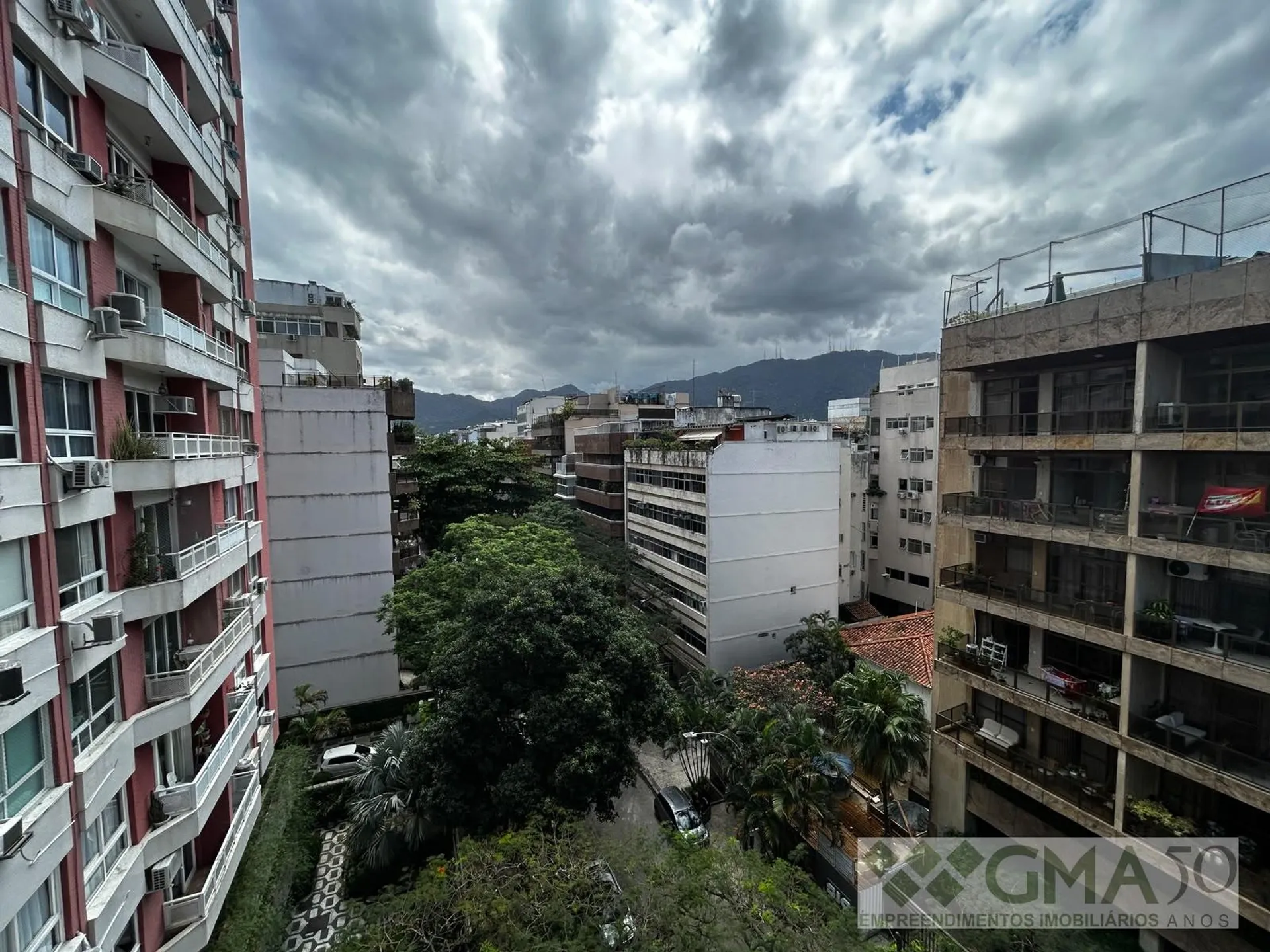 Рабочее место и 2 спальни: квартира 145 м² — photo 40