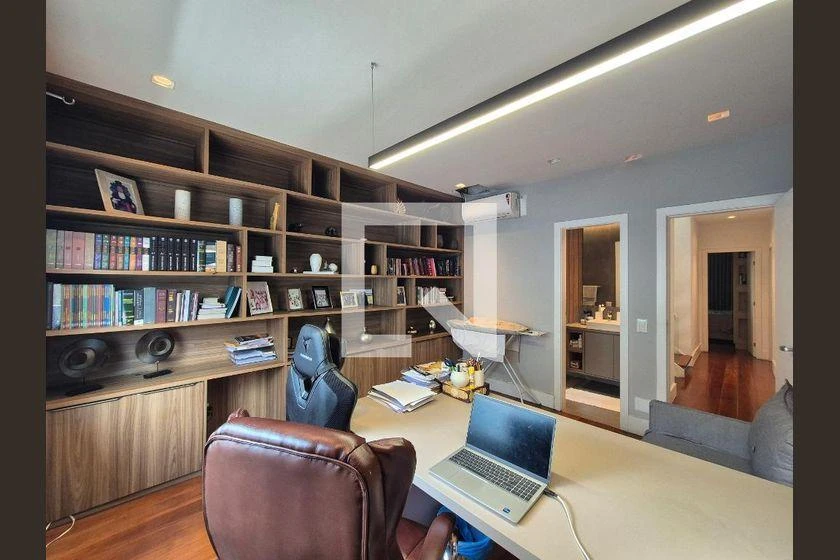 Home office in a 4-bedroom house, 373 m² — photo 29