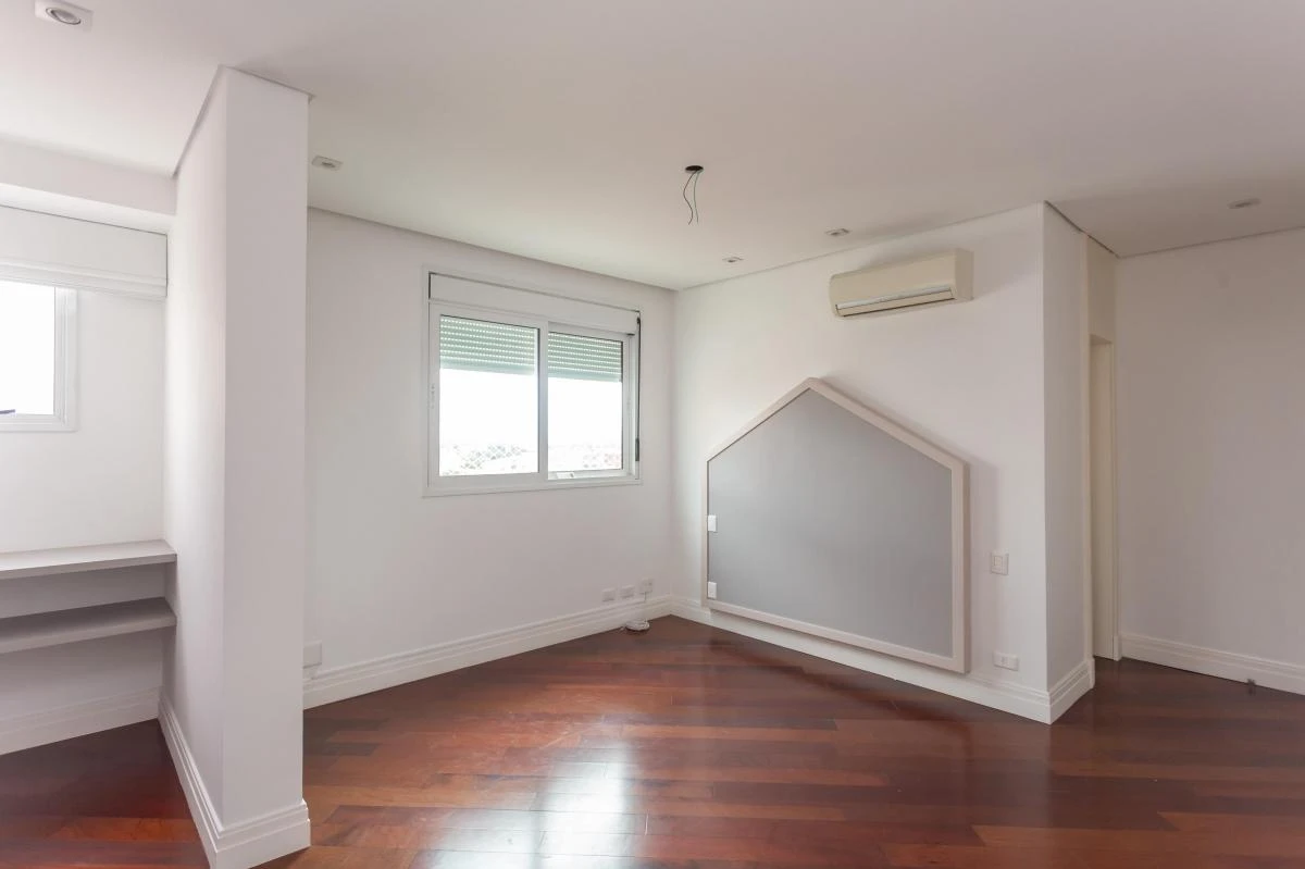 Glass-enclosed balcony in a 3-bedroom apartment, 297 m² — photo 28