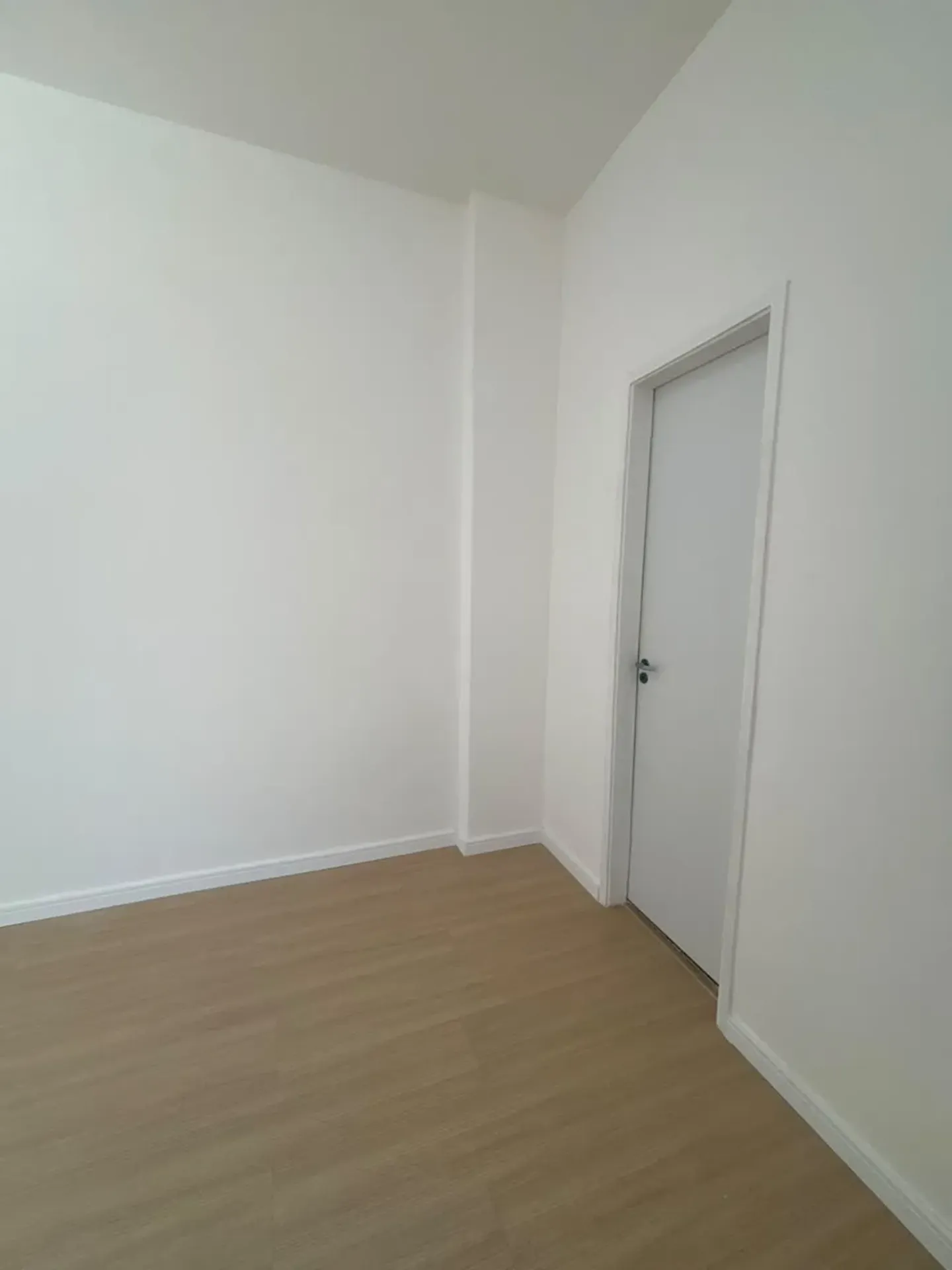 Wood or laminate floors in a one-bedroom apartment, 37 m² — photo 23