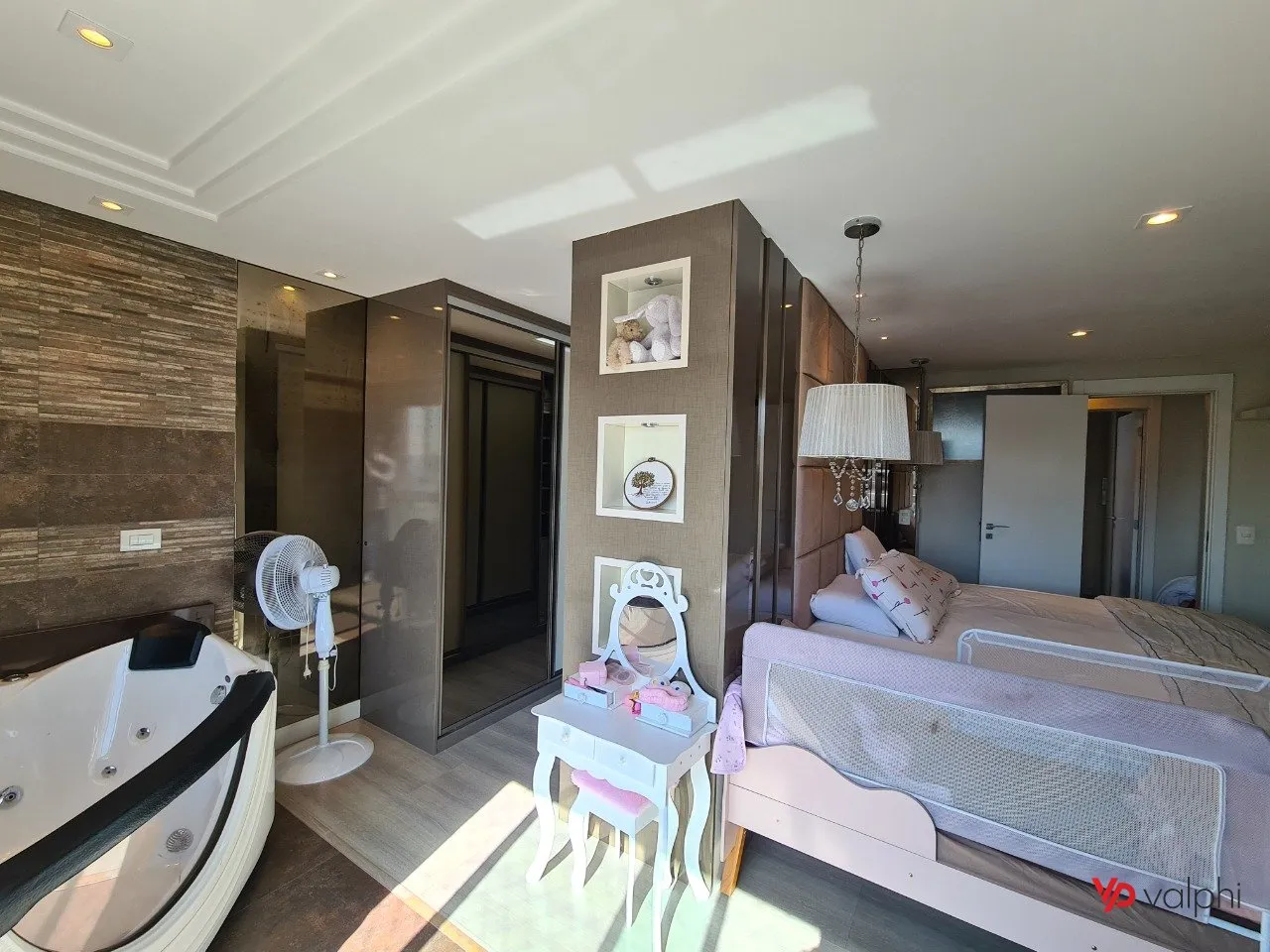 Furnished 2-bedroom apartment with enclosed balcony — photo 37
