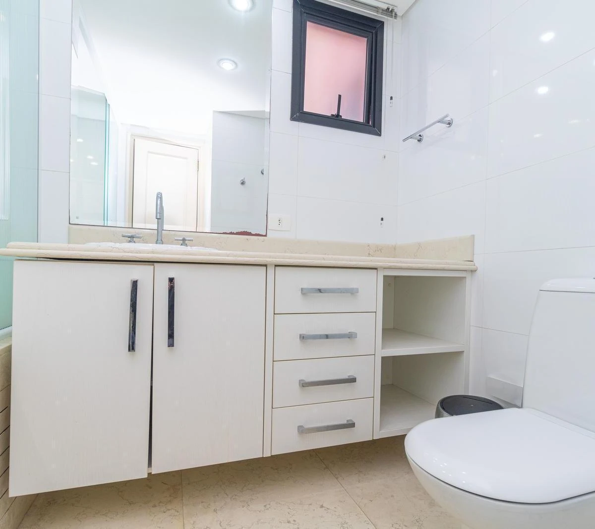 2-bedroom apartment with a bathtub in Curitiba — photo 23