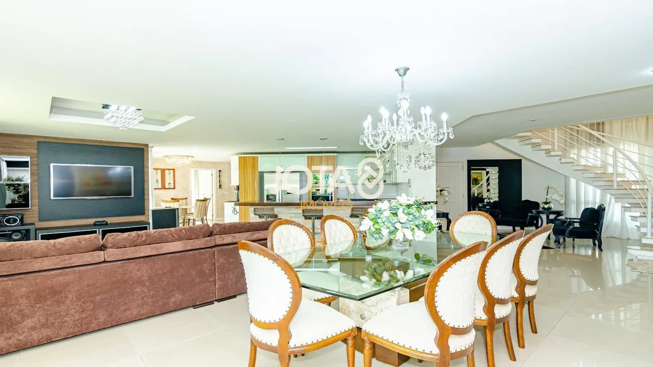 Furnished house with 3 en-suite bedrooms and open kitchen