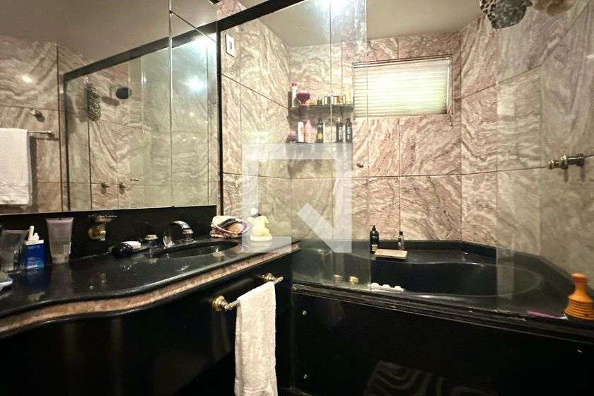 Duplex apartment with 3 en-suite bedrooms and laundry — photo 22