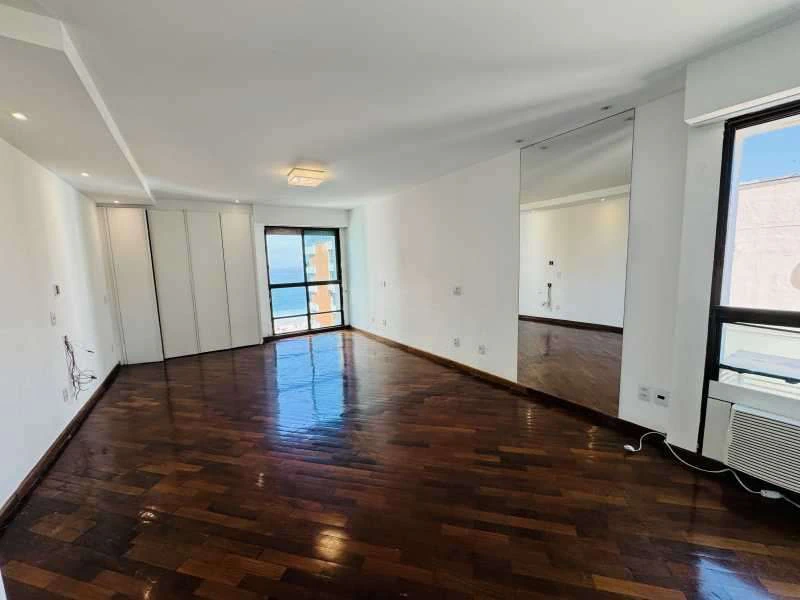 250 m² apartment with 4 bedrooms, 5 bathrooms and 3 parking — photo 16