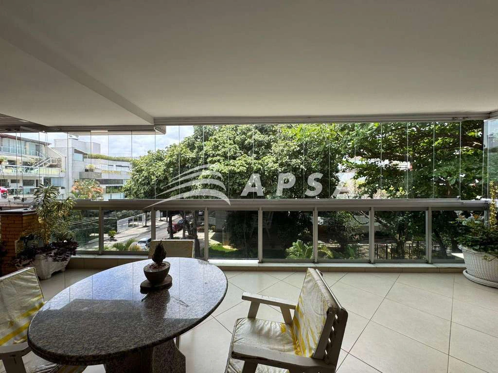 Furnished 208 m² apartment with 3 bedrooms and 2 parking spots — photo 23