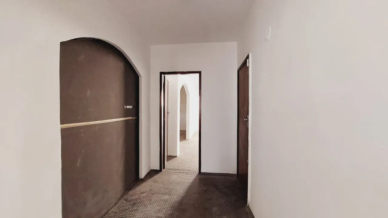 Unfurnished house with 5 bedrooms, 2 bathrooms, no parking — photo 6
