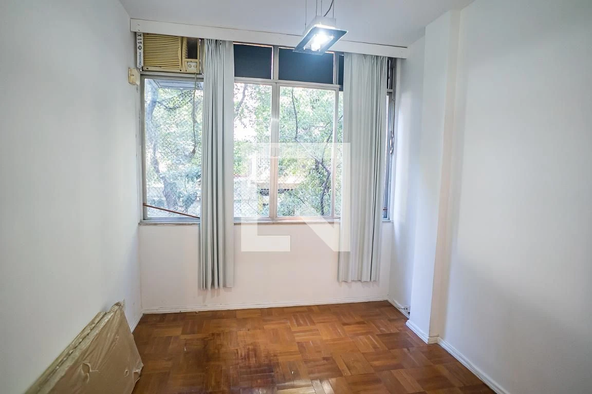 One-bedroom apartment with wood or laminate floors — photo 24