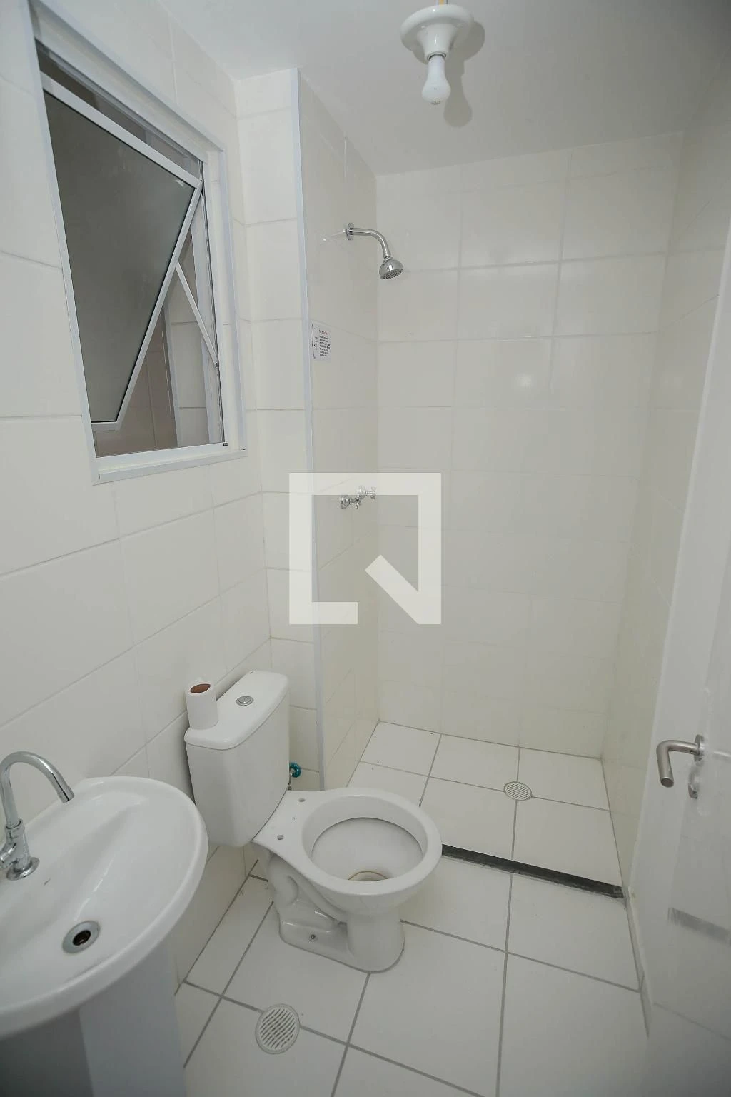 2-bedroom apartment with laundry area and 1 parking spot — photo 13