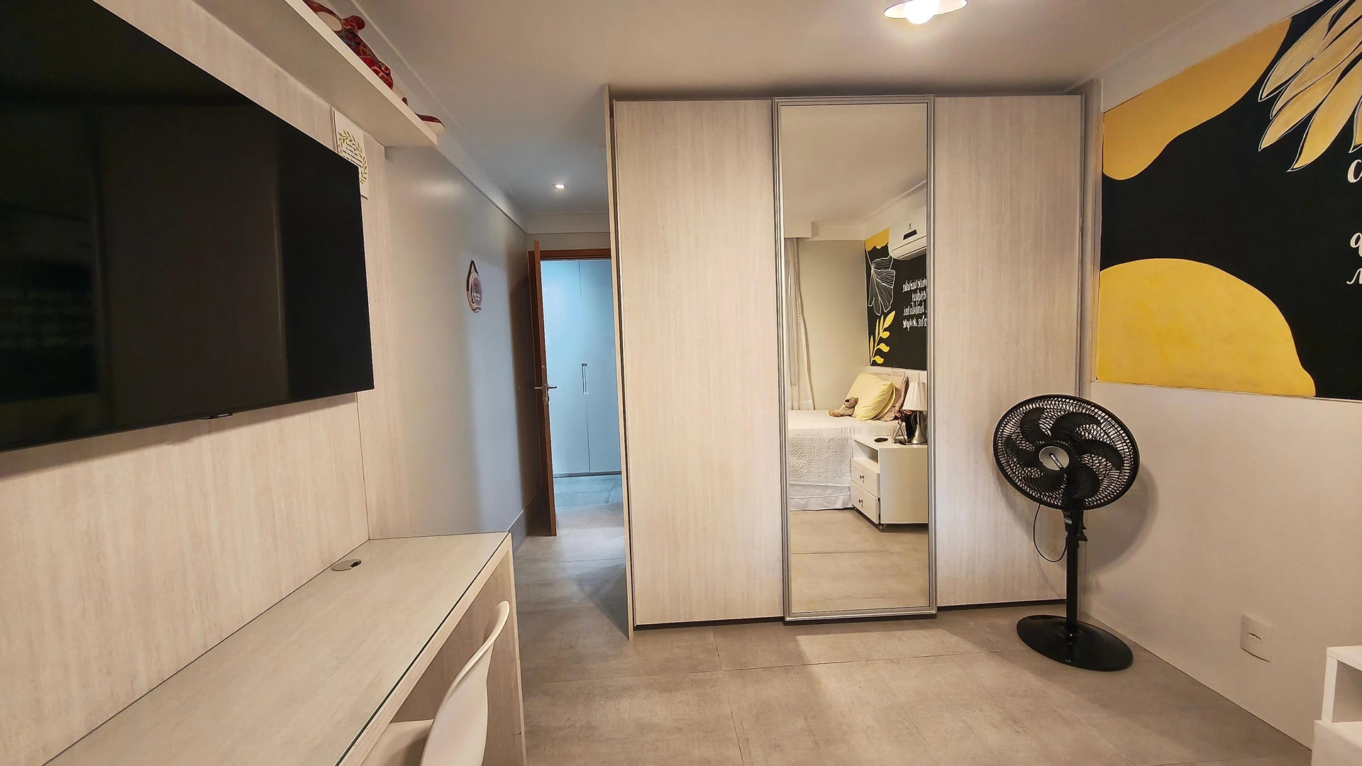 Furnished apartment, 160 m², with a glass-enclosed balcony — photo 3
