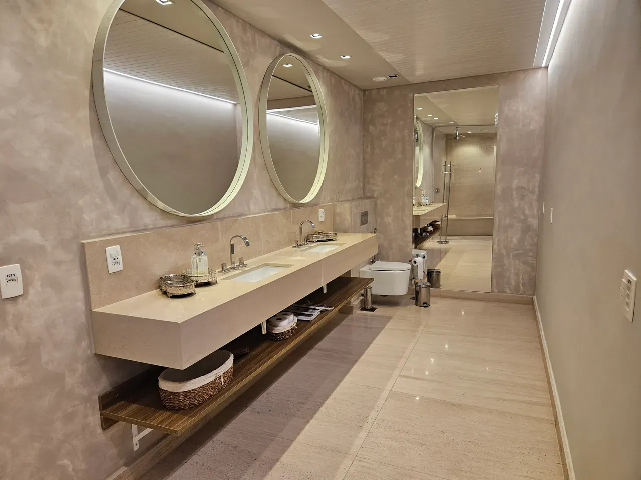 Furnished 121 m² apartment with 1 bedroom and 2 parking — photo 21