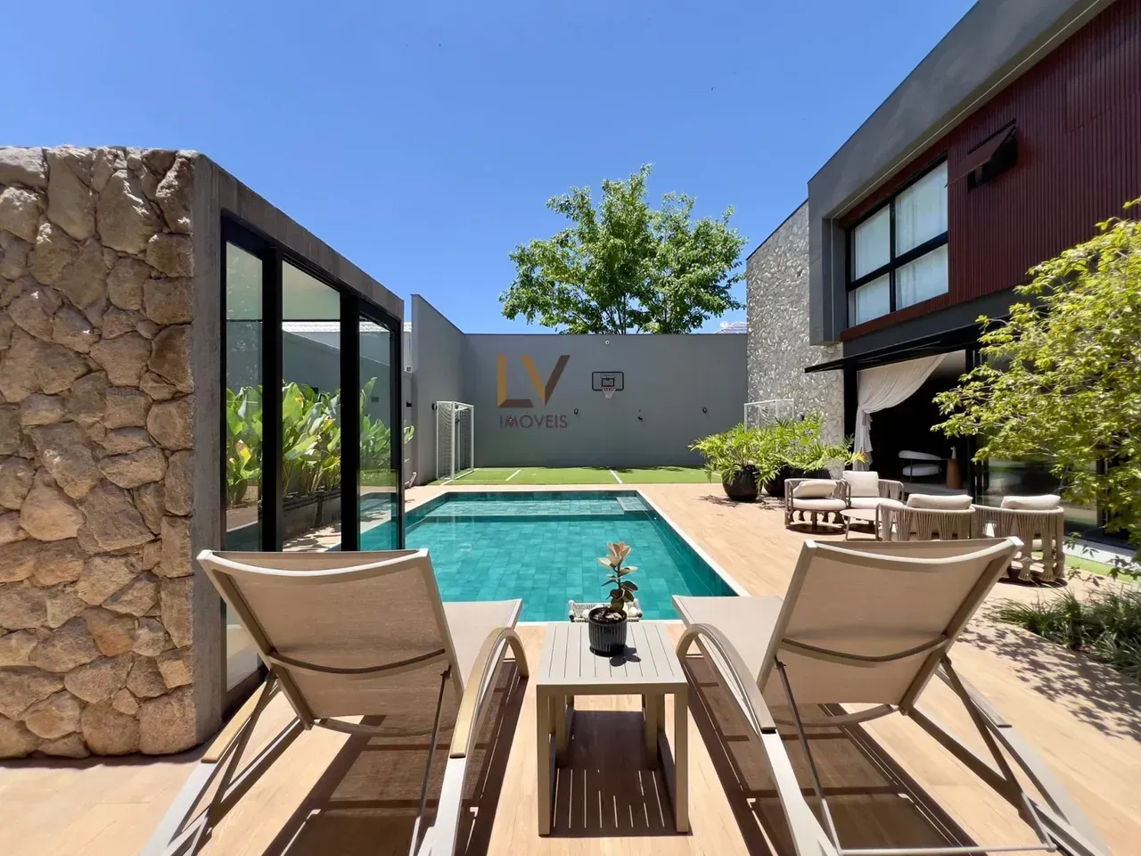 Furnished house with 800 m², 5 bedrooms and open-plan kitchen — photo 54