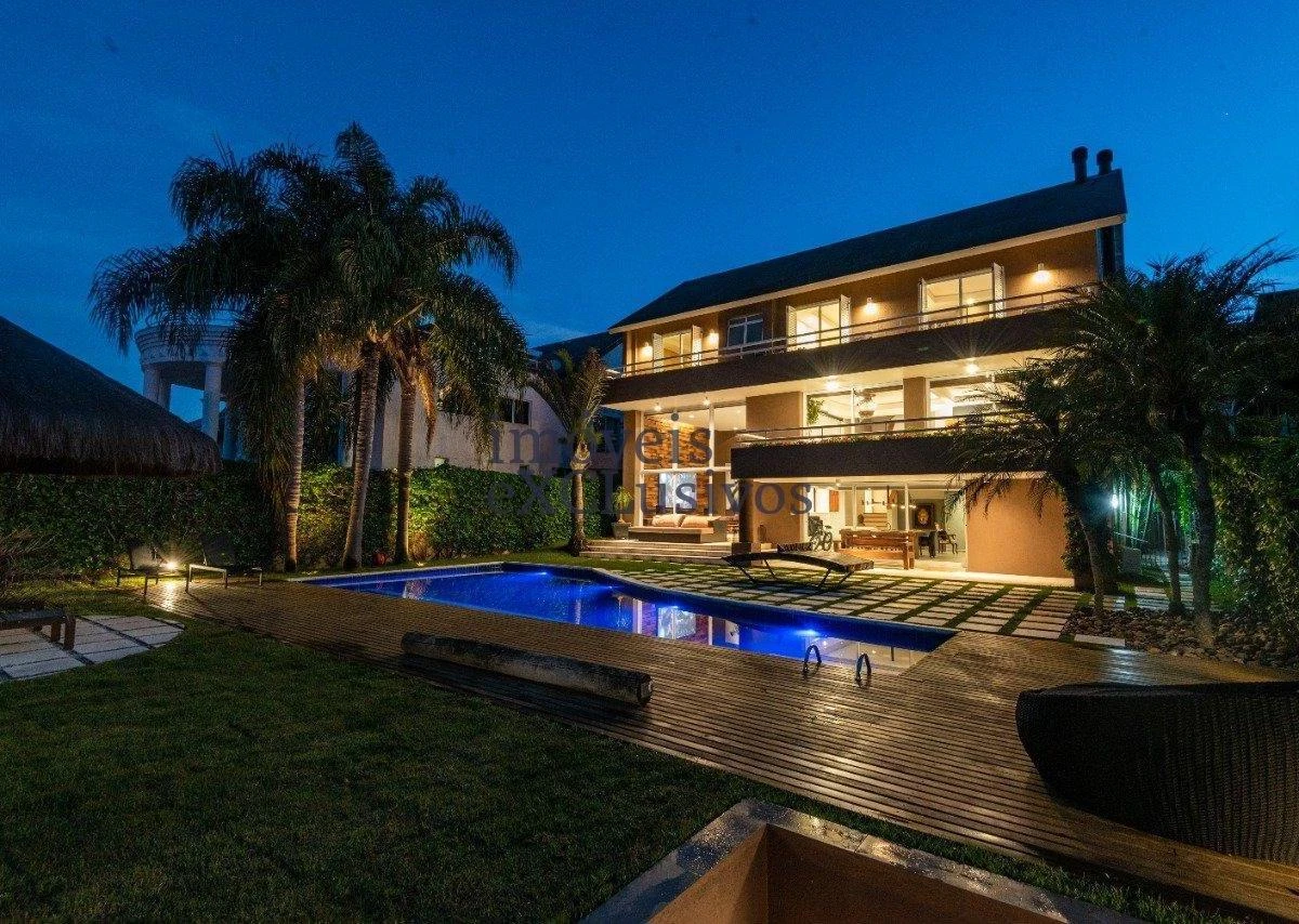Casa mobiliada de 4 quartos com 3 suítes e 684 m²