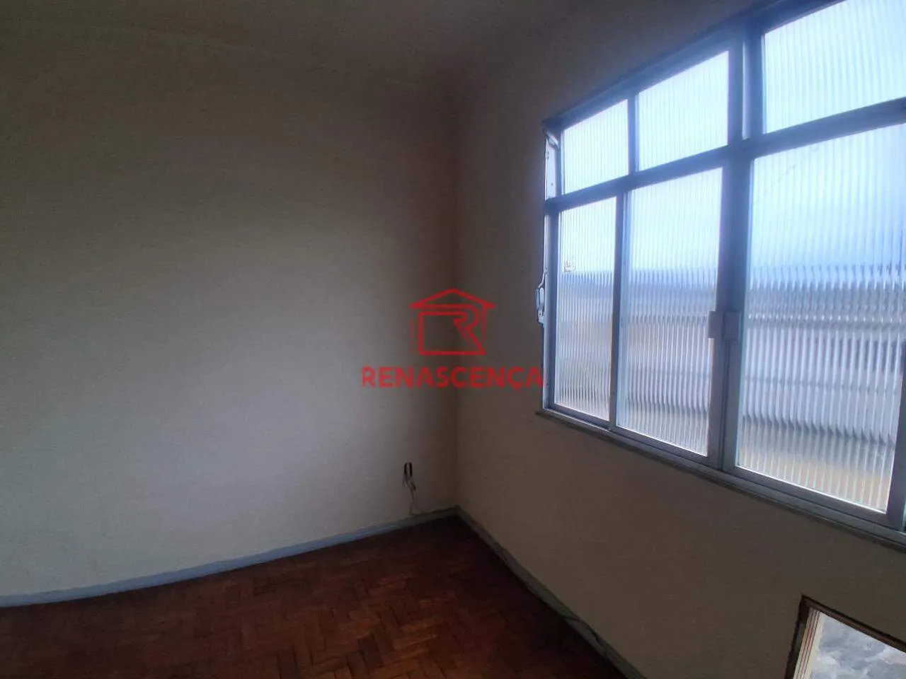 2-bedroom apartment with wood or laminate floors — photo 12
