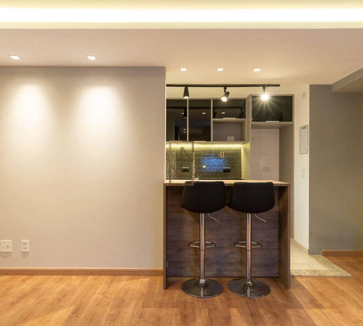 Furnished 2-bedroom apartment with 87 m² and parking — photo 2