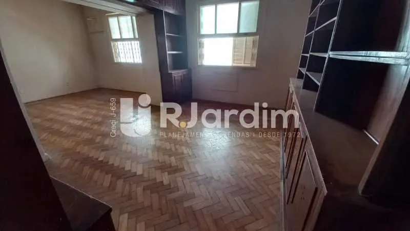 Unfurnished house with 6 bedrooms and 401 m² — photo 8