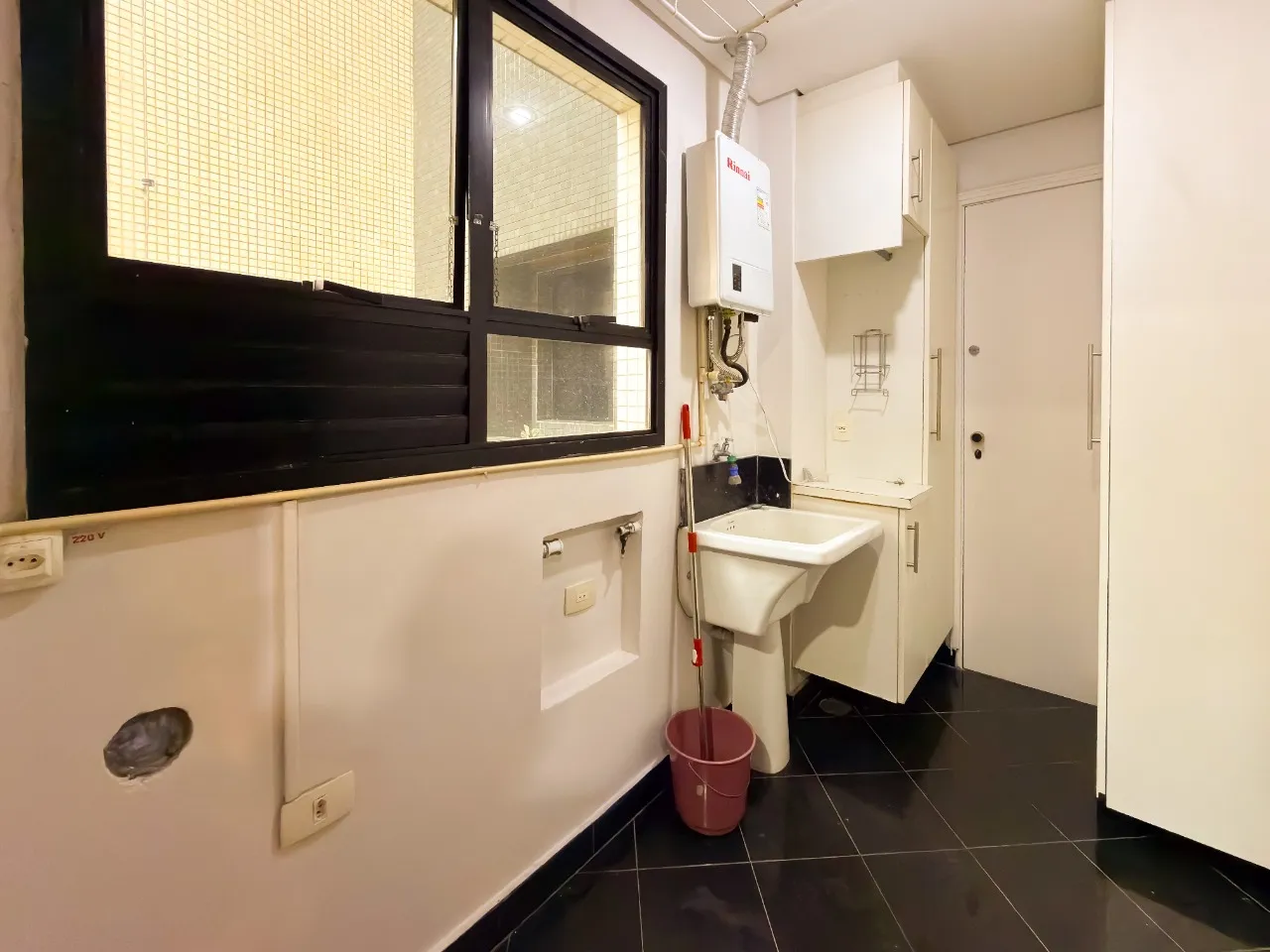 2-bedroom apartment with en-suite and enclosed balcony — photo 8