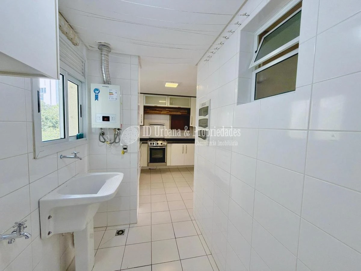 3-bedroom apartment in a building with a pool — photo 15
