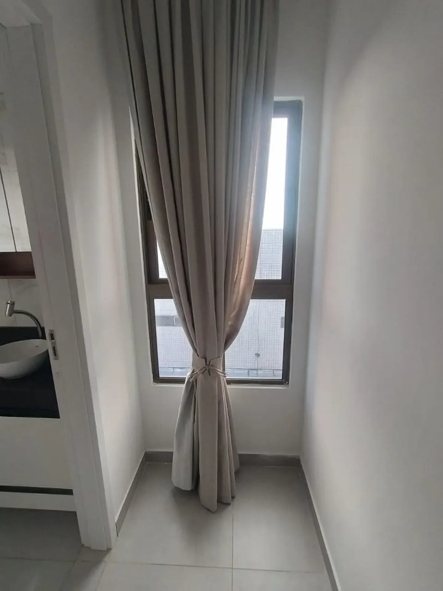One-bedroom apartment in a building with a pool — photo 10