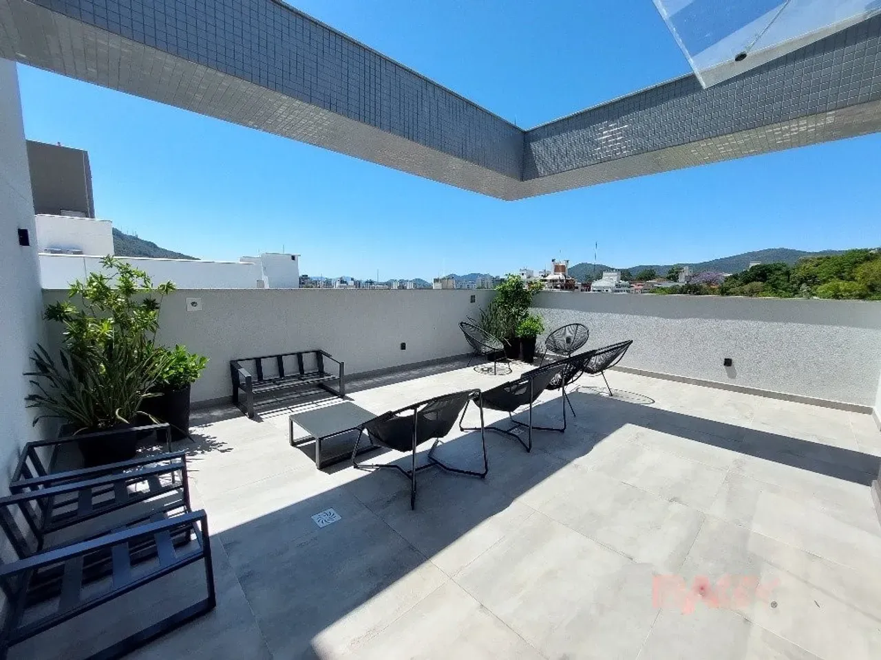 Furnished 1-bedroom apartment with a private garden — photo 23