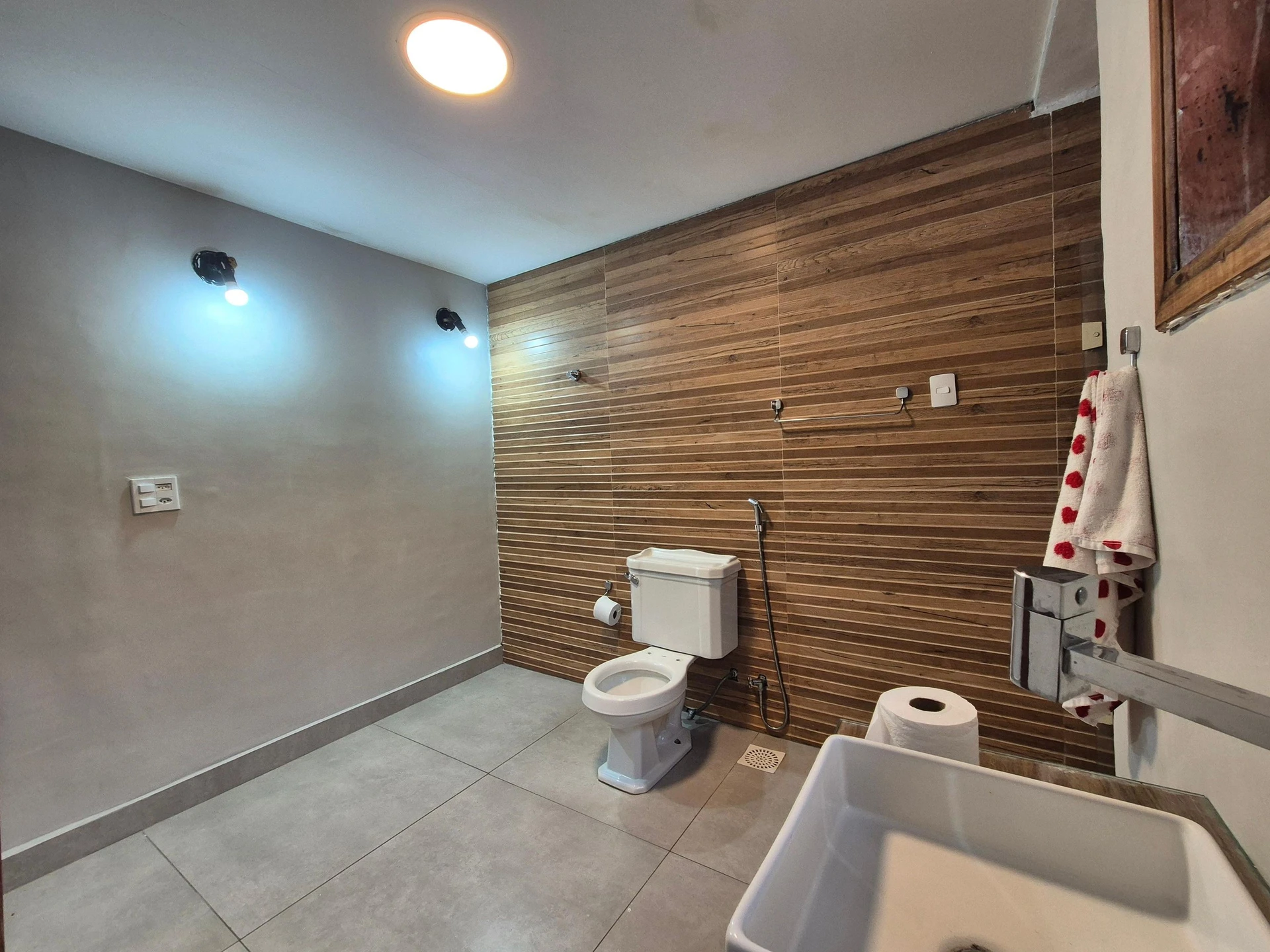 Balcony with a grill in a 3-bedroom house, 150 m² — photo 27