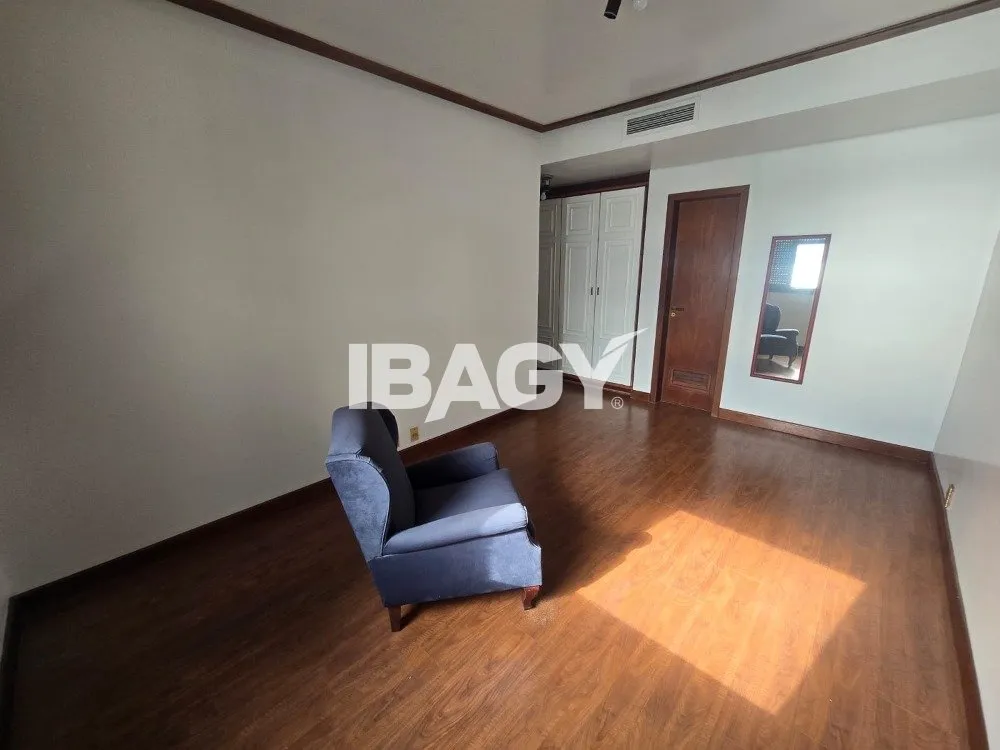 Furnished 512 m² apartment with a enclosed balcony — photo 33