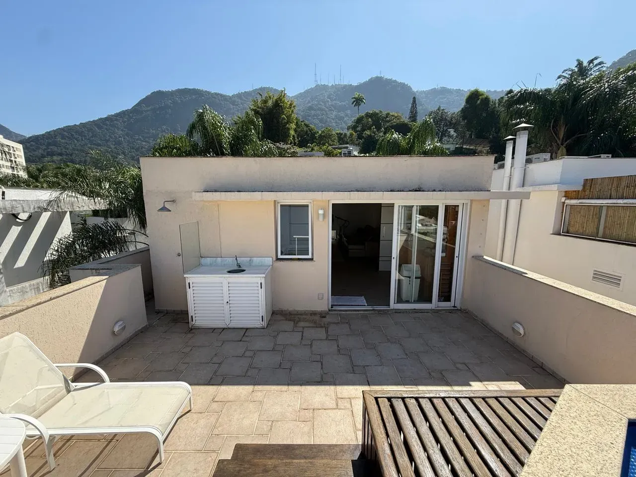 Furnished 470 m² house with 4 en-suite bedrooms and pool — photo 46