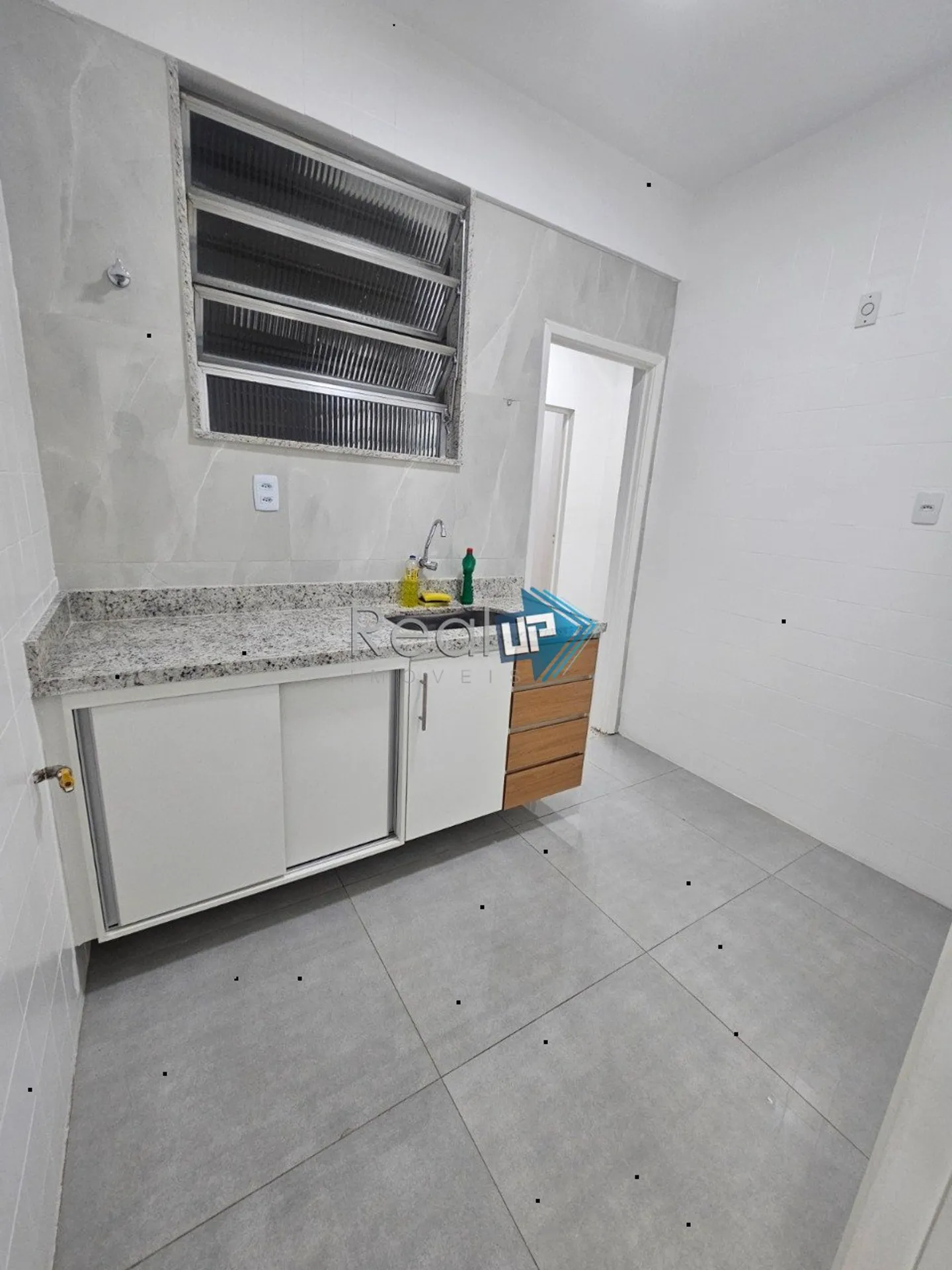 Wood or laminate floors in a 2-bedroom apartment, 68 m² — photo 9