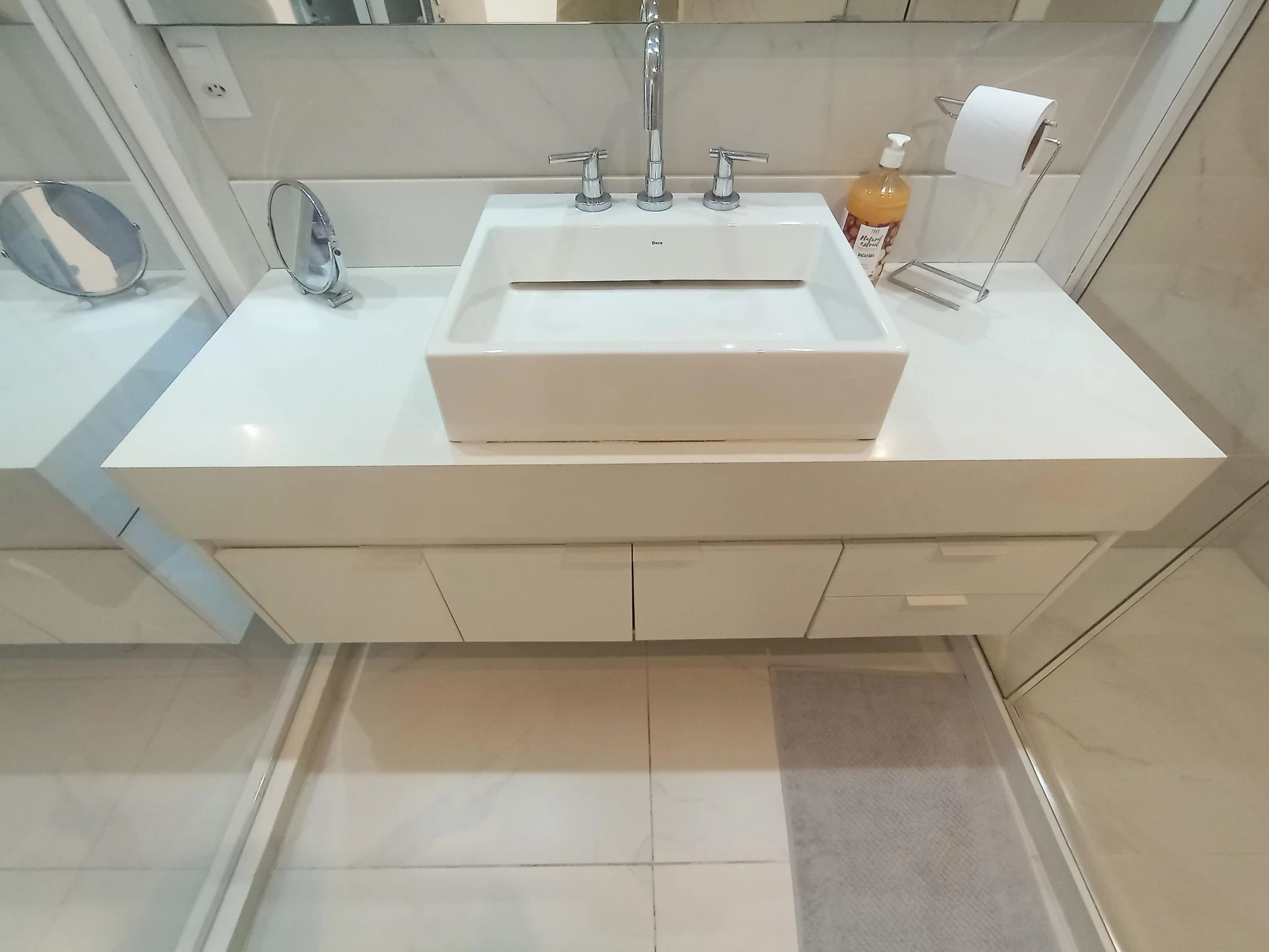 Estudio sin amueblar con balcón y 1 dormitorio en suite — photo 14