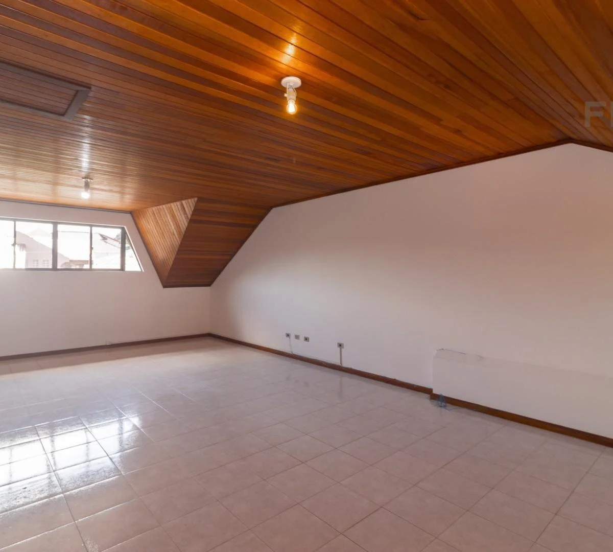 4-bedroom house with a bathtub in Curitiba — photo 26