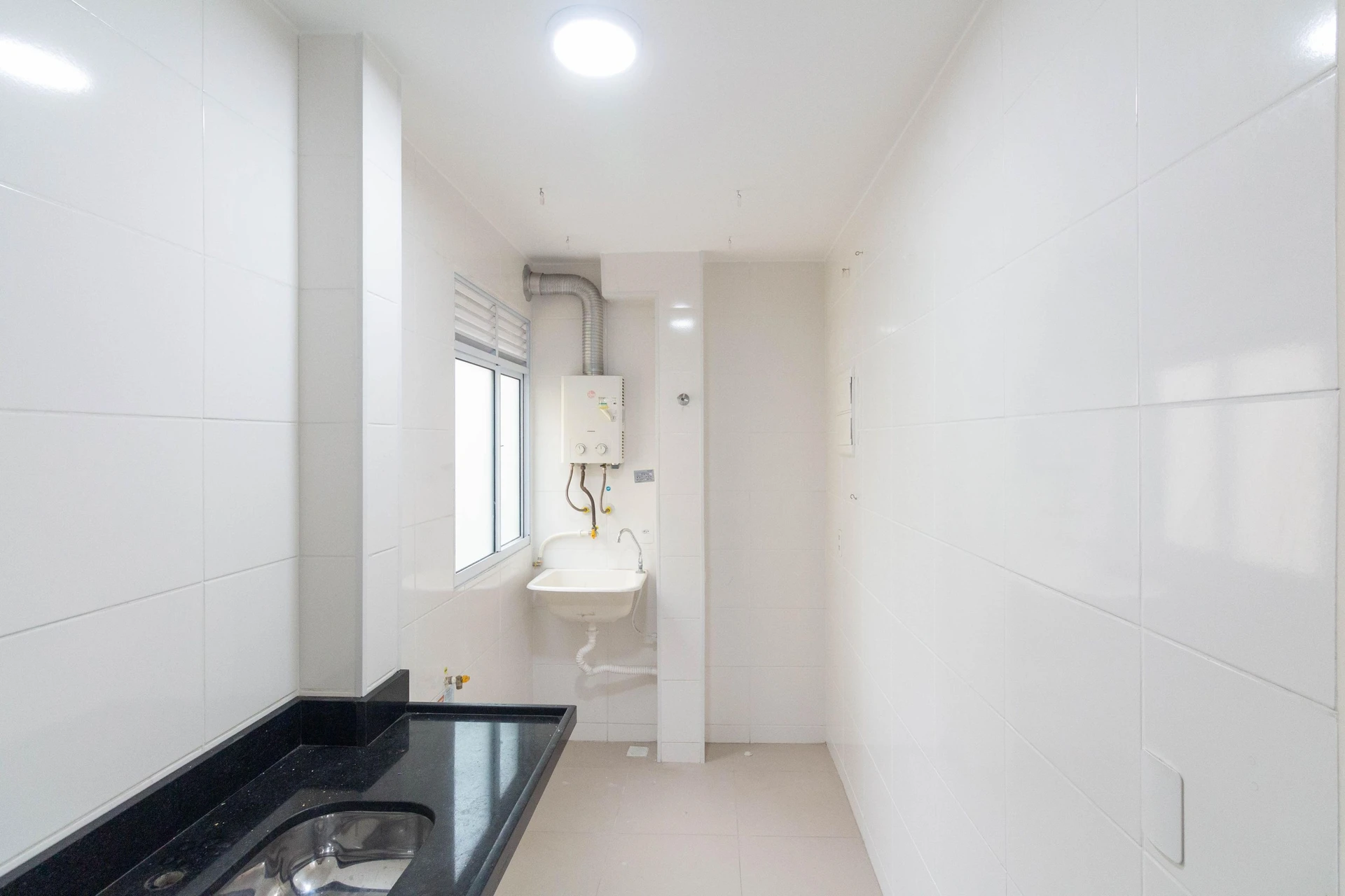 2-bedroom apartment in a building with a gym — photo 12