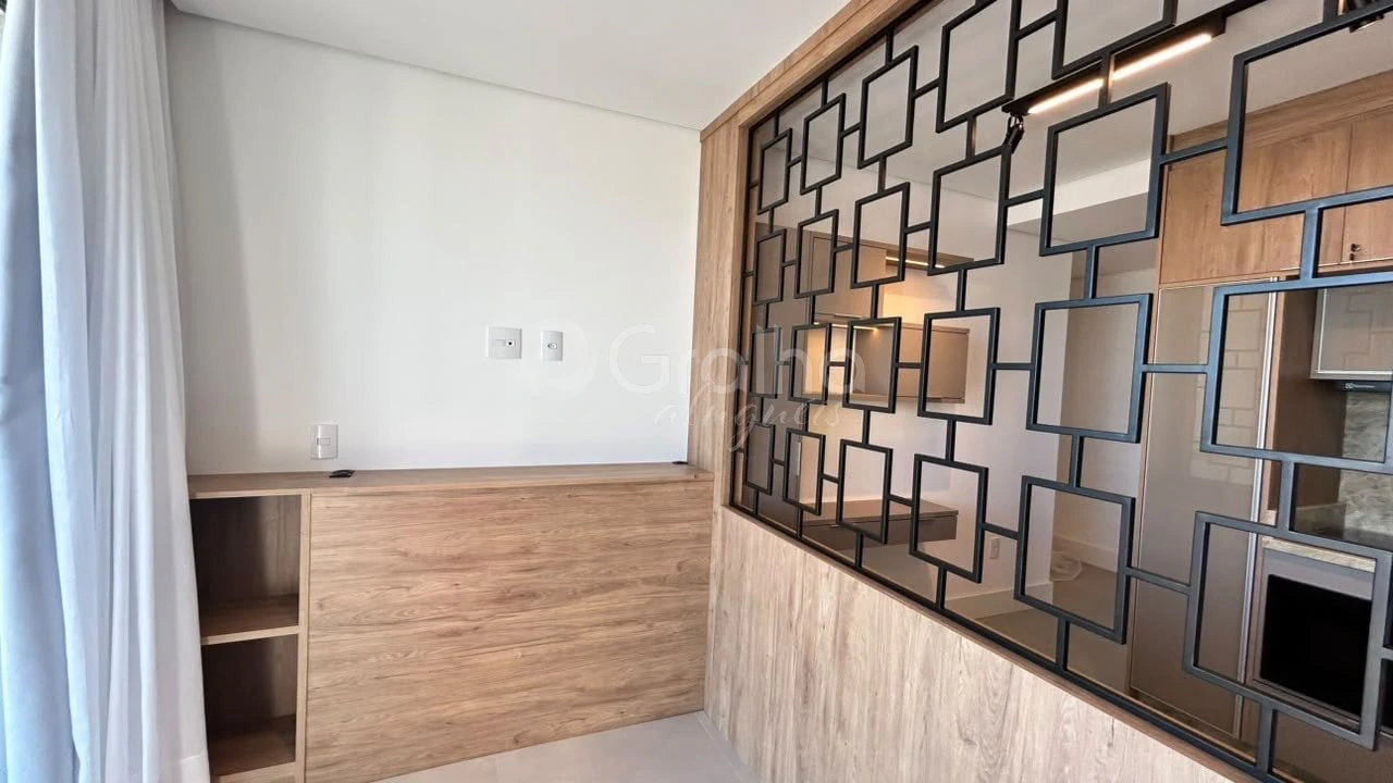 30 m² studio with floor-to-ceiling windows and a home office