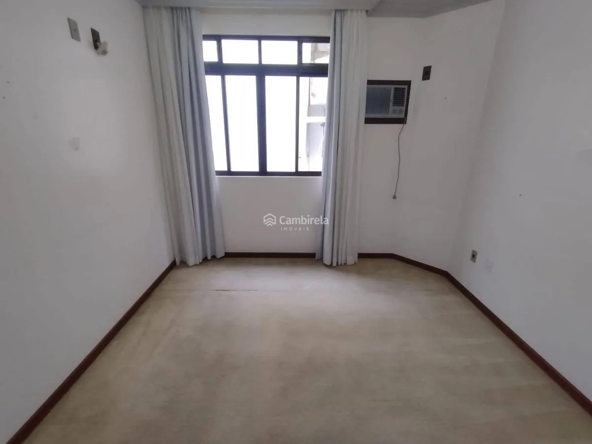House with 4 bedrooms and 311 m² with 2 en-suites — photo 30