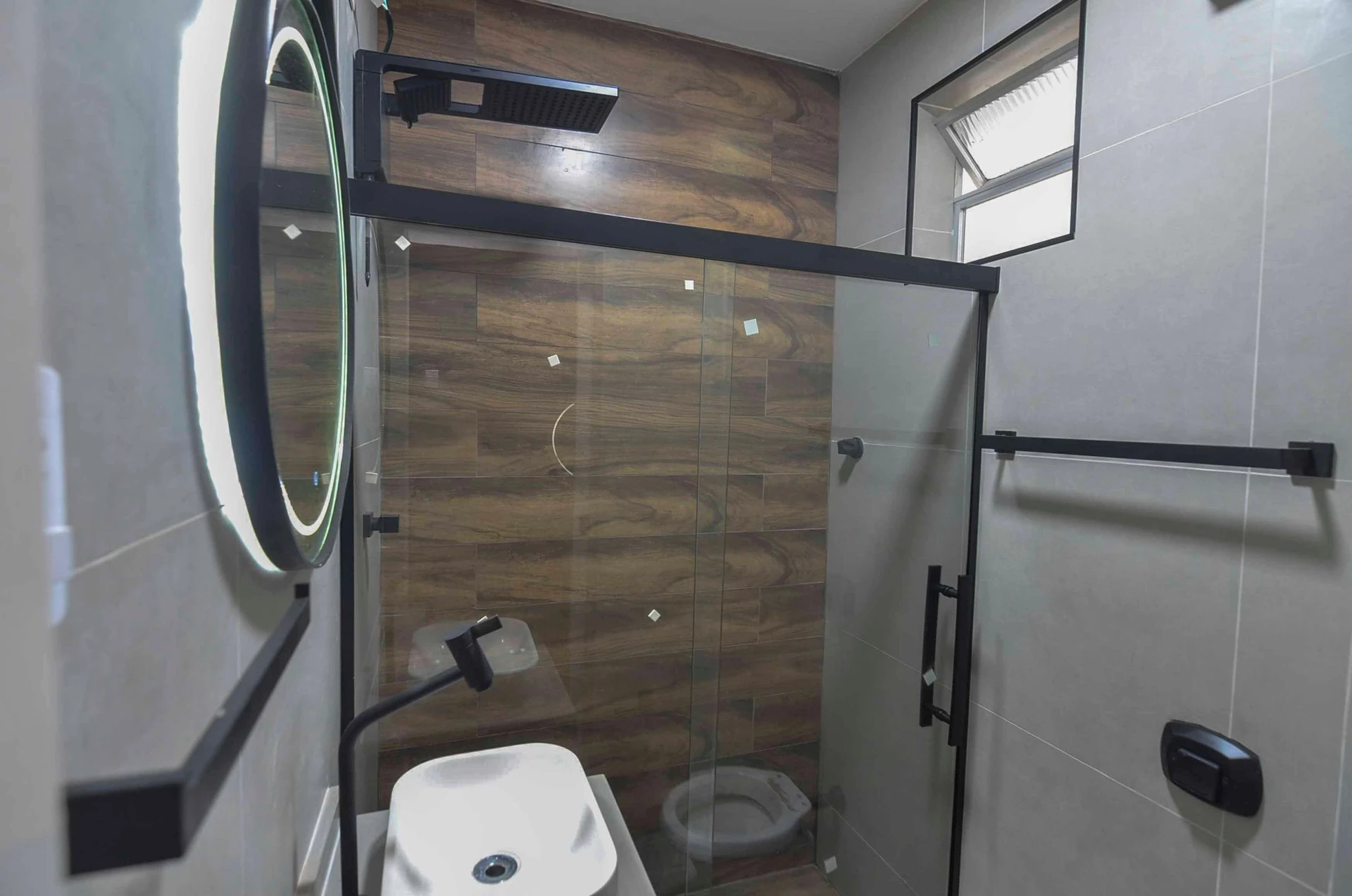 One-bedroom apartment with wood or laminate floors — photo 7