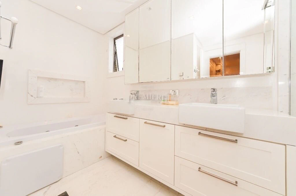 266 m² apartment with a walk-in closet and a bathtub — photo 30