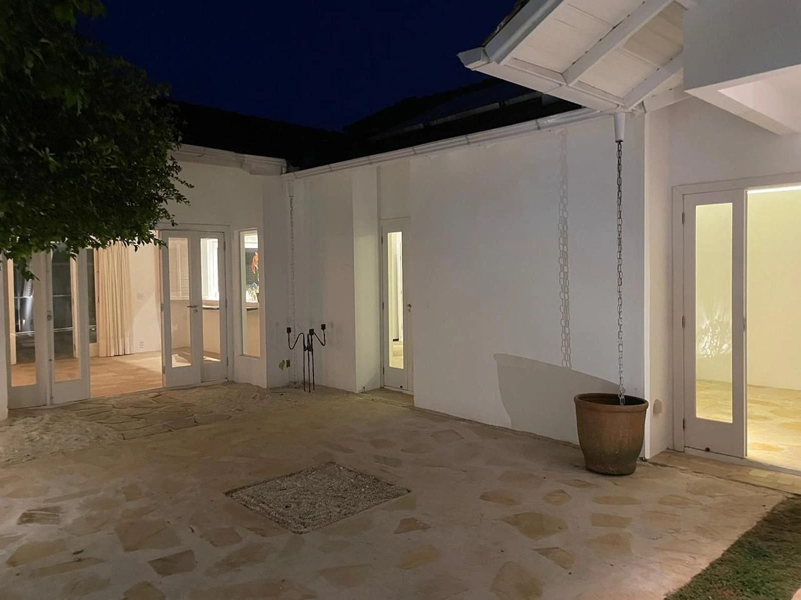 Walk-in closet in a 3-bedroom house, 220 m²