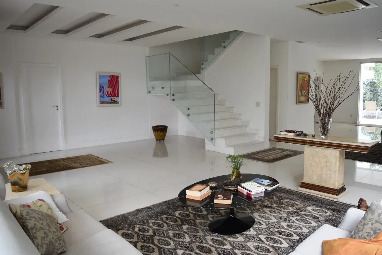 600 m² house with a private pool and a bathtub — photo 7
