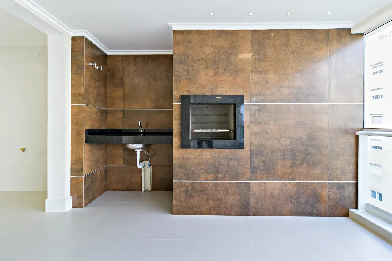 Balcony with a grill in a 4-bedroom apartment, 158 m² — photo 17