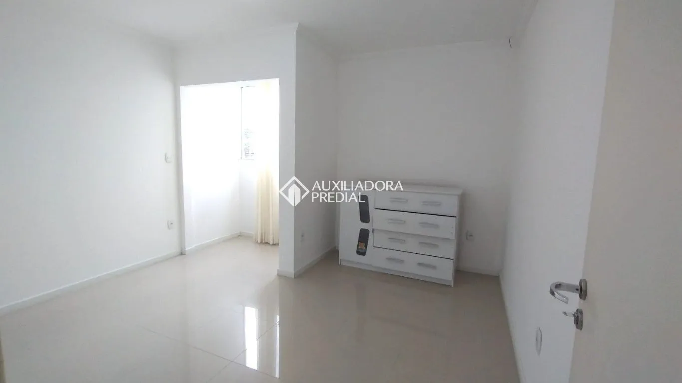 200 m² house with a bathtub and a glass-enclosed balcony — photo 3