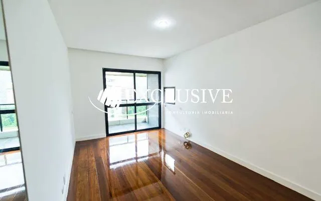 Residential apartment with 4 bedrooms and enclosed balcony — photo 8